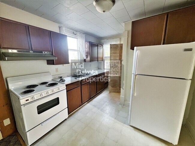 Building Photo - 1200 E 3rd-2 Bedroom house