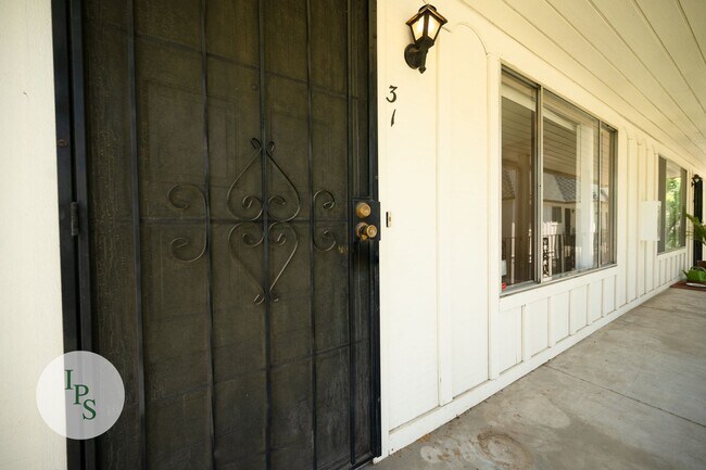 Building Photo - Fig Garden TownHome, 2BR/1BA – Great location, well maintained community!