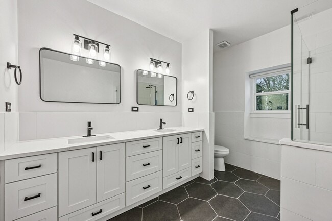 Building Photo - 1537 Alexander St