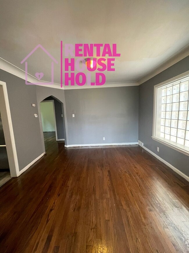 Building Photo - 3 BEDROOM 2 BATH BUNGALOW FREE PRE-SCREEN