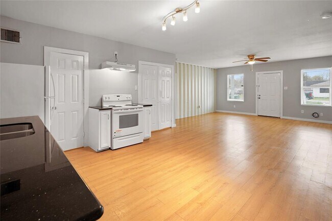 Building Photo - 3541 Mt Pleasant St
