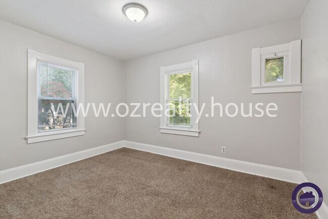 Building Photo - 1735 Roosevelt Cir