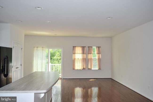 Building Photo - 8659 Rosecrans Ln