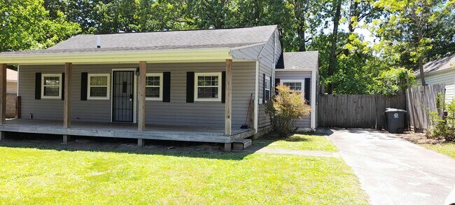 Building Photo - 4906 Golfview Dr