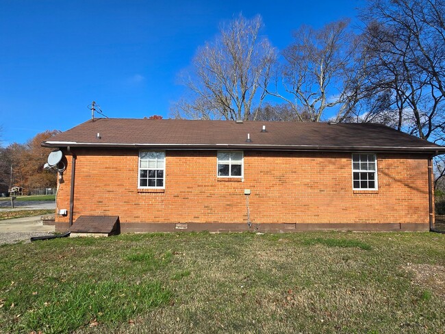 Building Photo - $1195 - Charming 3 Bedroom 1 Bathroom Bric...