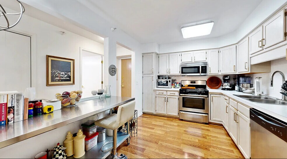 Building Photo - 5000 Oakton St