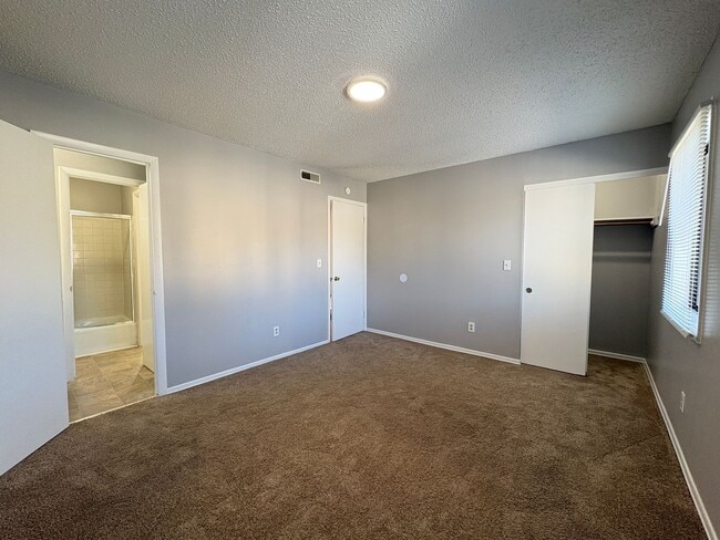 Building Photo - 3 Bedroom, 2.5 Bathroom Condo in High Point!