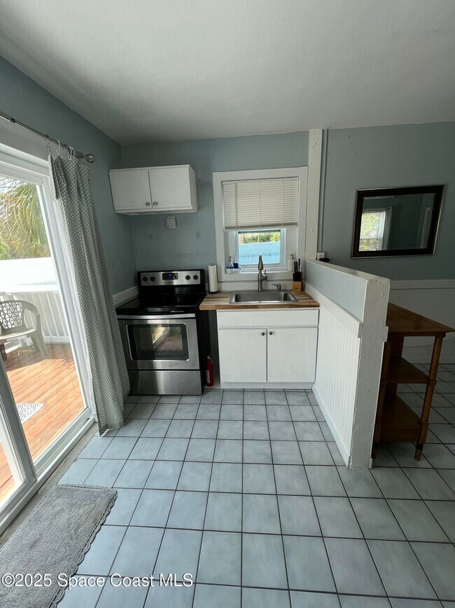 Building Photo - 2179 Pineapple Ave
