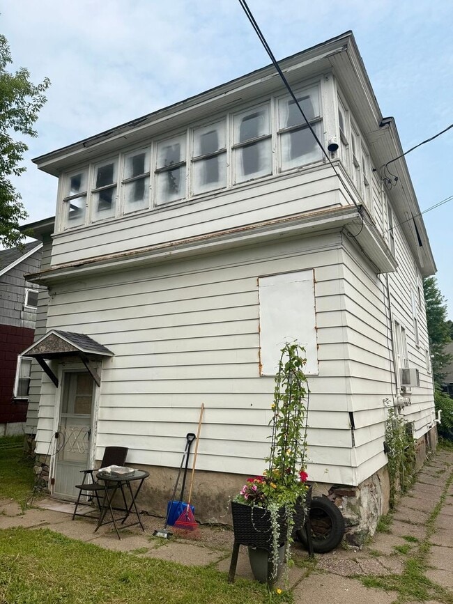 Building Photo - 707 E Thomas St