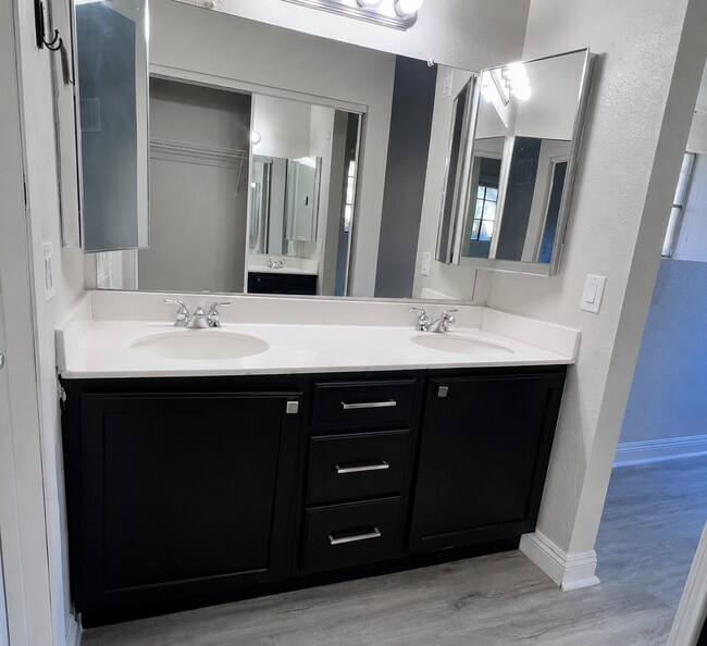 Building Photo - 2 Bed, 2 Bath condo, ground floor unit