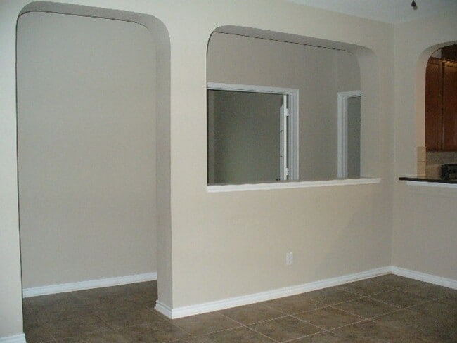 Building Photo - 4 Bedroom home ready for move-in