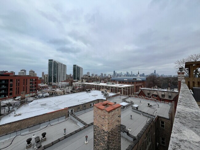 Building Photo - 3-Bed Urban Retreat with Fireplace & Granite Touches in Lincoln Park