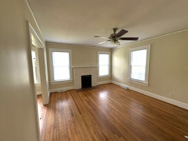 Building Photo - Newly Renovated - Large Backyard - 2/2 House!!
