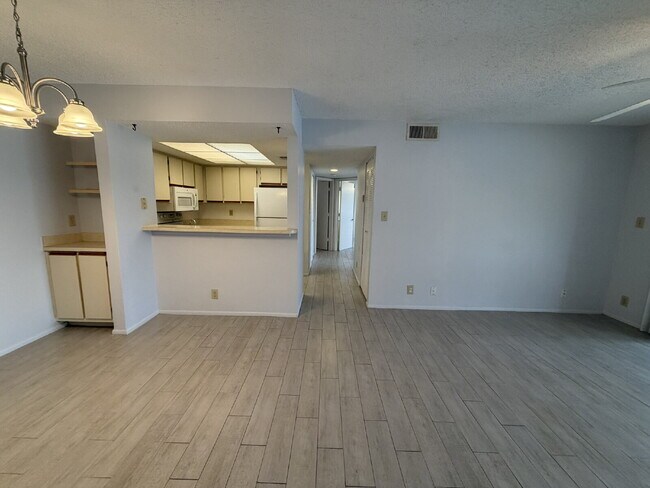 Building Photo - "2-Bed, 2-Bath Condo in Oaks IV - Your Cozy 899 Sq. Ft. Haven Awaits!"