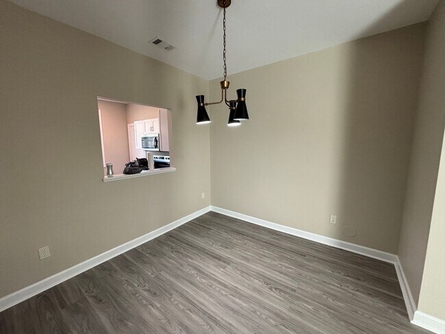 Building Photo - 3 Bed 2.5 Bath Town Home in Carleton Place ~ Students Welcome with Co-Signers!