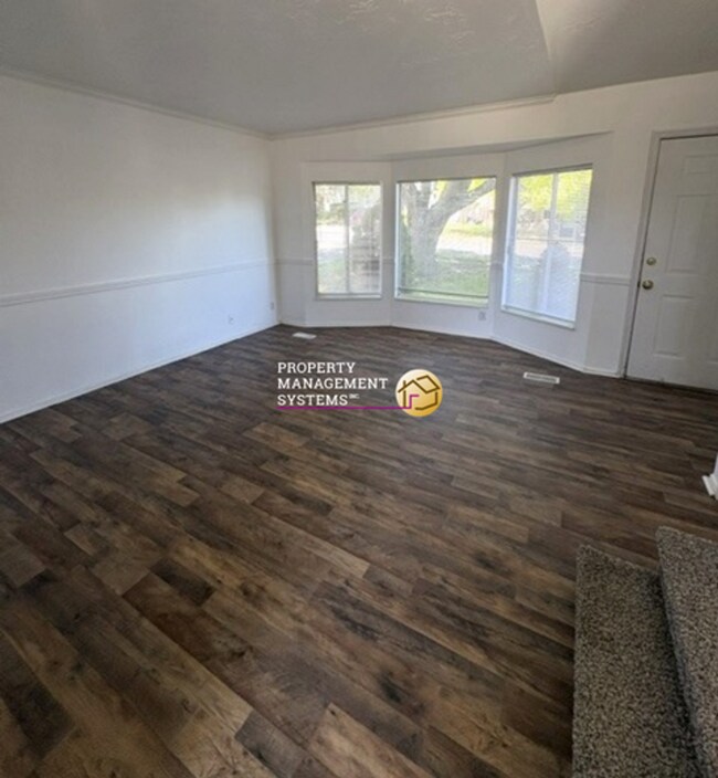 Building Photo - 3 Bedroom Home in Kearns