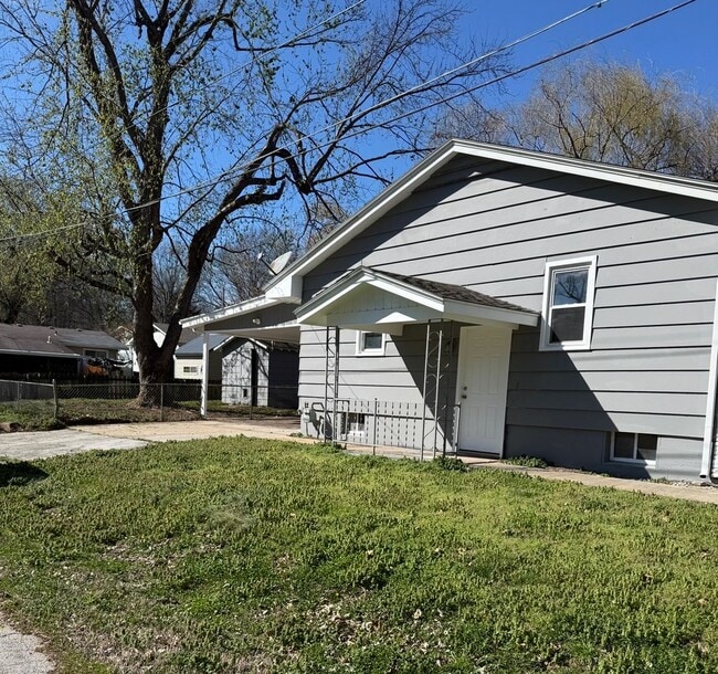 Building Photo - 4 bedroom/1 bath/detached storage building