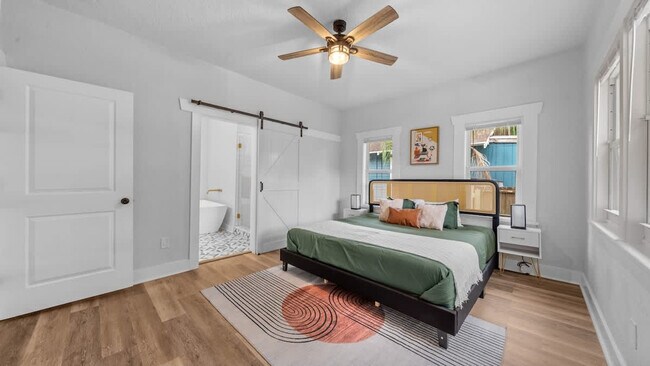 Building Photo - 1007 E Comanche Ave