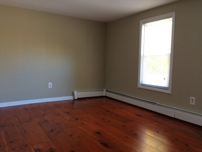 Building Photo - AVAILABLE NOW! Economical home with wood floors, Palisades Schools, laundry, gas heat