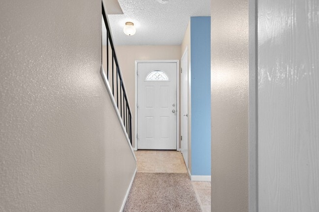 Building Photo - 2bd 1.5 ba spacious condo for rent!