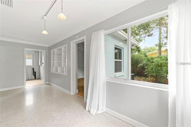 Building Photo - 2528 Boca Ciega Dr N