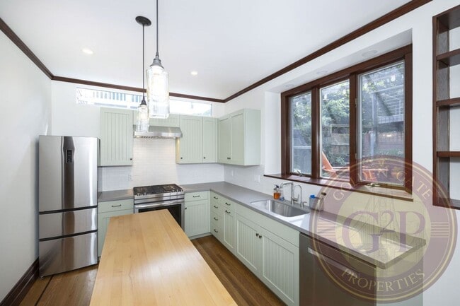 Building Photo - Potrero Hill - 3 BR, 2.5 BA House 1,388 Sq. Ft. - 3D Virtual Tour, Large Private Yard