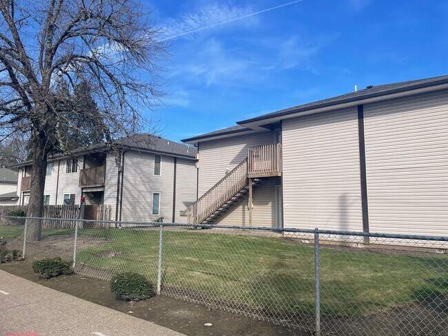 Building Photo - Rent Special: FREE First Full Month's Rent - 2 Bedroom 1 Bath Unit NE Salem!