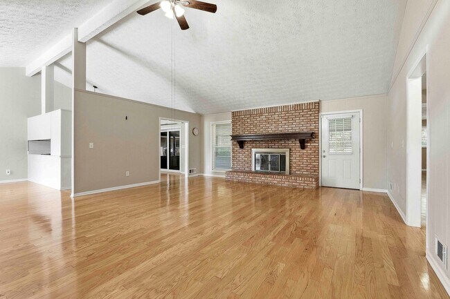 Building Photo - Spacious 3BR Home on Large Lot with Detached Garage in Fayette County