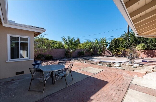 Building Photo - 535 Camino de Encanto
