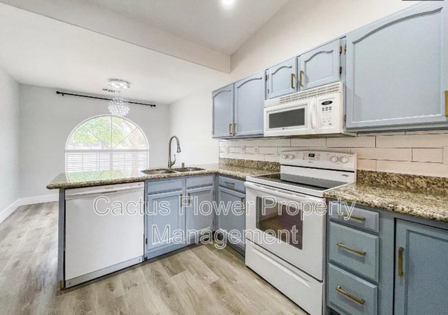 Building Photo - 691 W Fairview St