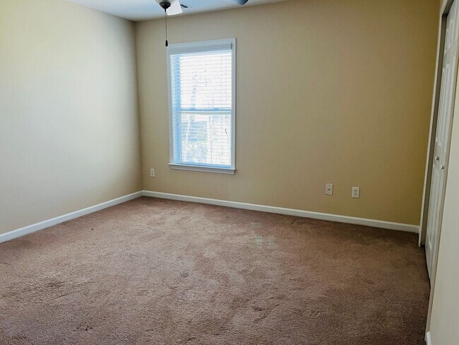 Building Photo - Wow! 3 bedroom 2.5 bathroom home in Newnan, 2100 plus sqft, 2 car garage, huge rooms, must see!