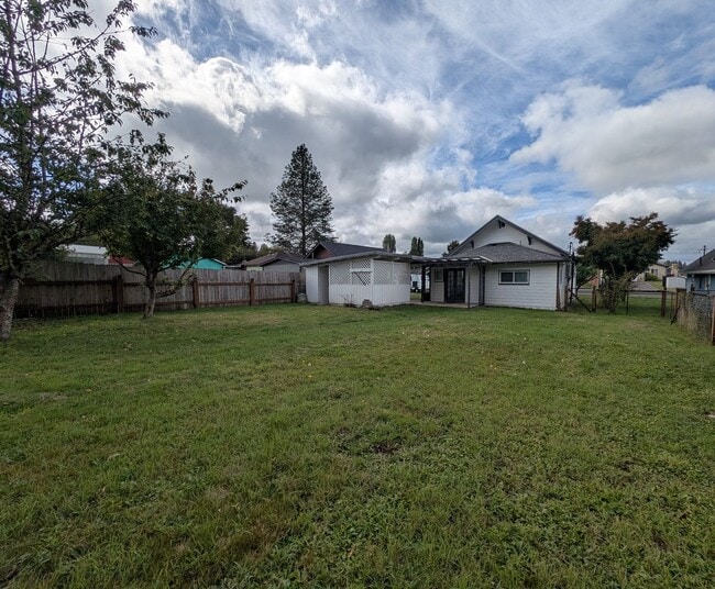 Building Photo - Adorable Four Bedroom w/ Fenced Yard Avail...