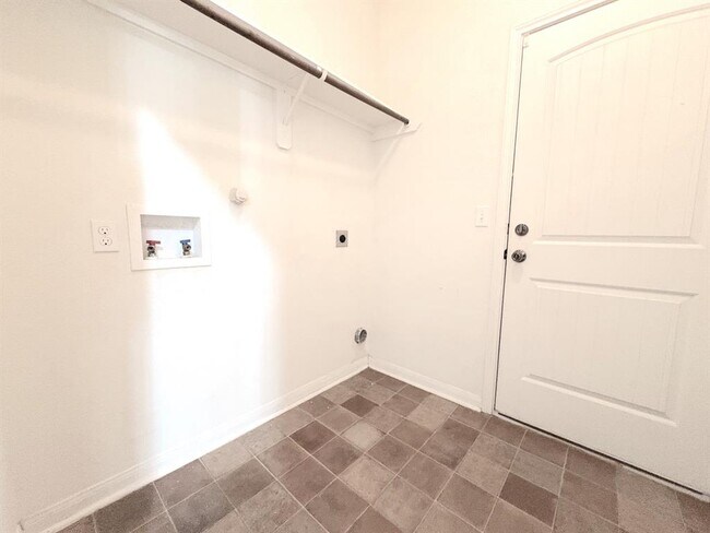 Building Photo - 313 S 6th St