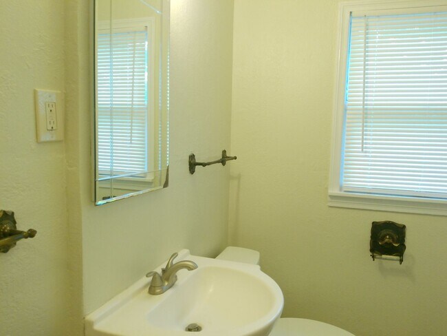 Building Photo - 4026 Brentwood Dr