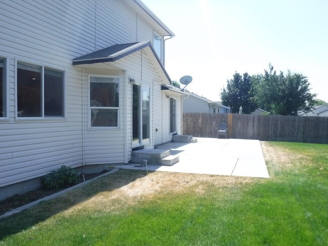 Building Photo - Spacious 4 bed 2.5 bath just off Amity and...