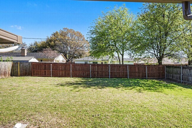Building Photo - Move In Ready Home with Modern Updates Throughout