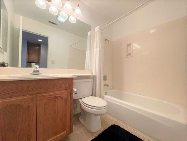 Building Photo - Clayton Beautiful 3 bedroom 2.5 bathroom w...