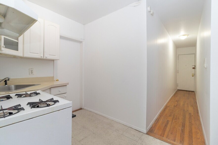 Building Photo - 320 E 96th St