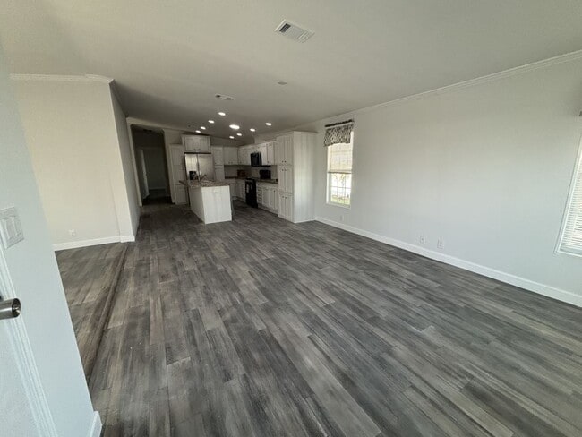 Building Photo - 940 W Roseau Ave