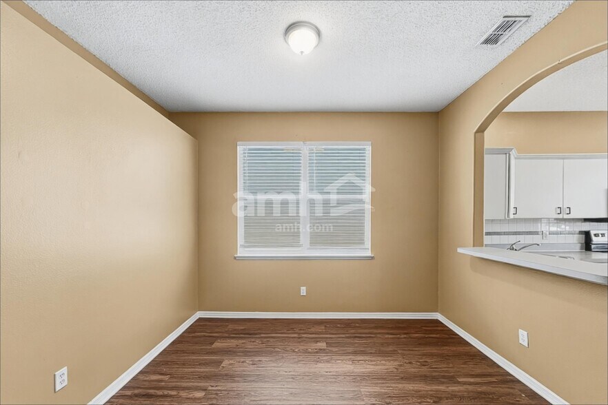 Building Photo - 922 Lake Biscayne Way