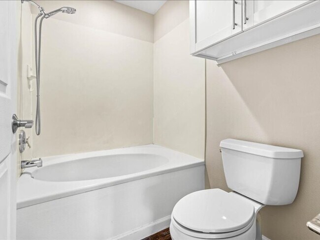 Building Photo - Pets Welcome!  2 bedroom, 2 bathroom single story townhouse