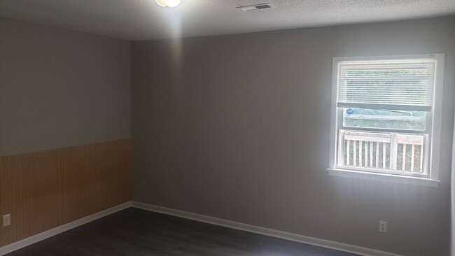 Building Photo - 2br/1ba, recently updated floors, paint an...