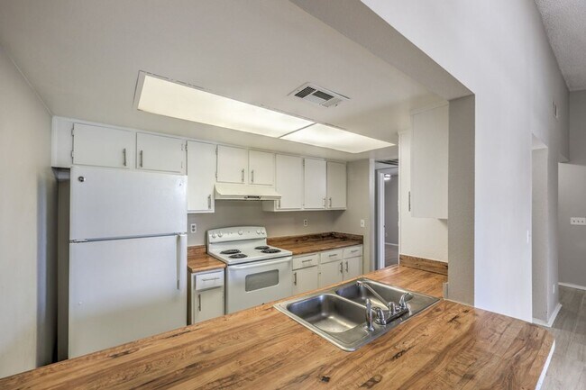 Building Photo - Charming Condo for Rent