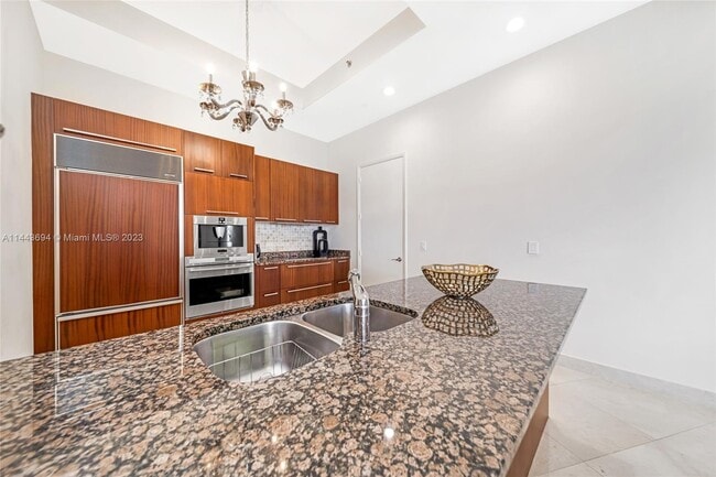 Building Photo - 15811 Collins Ave