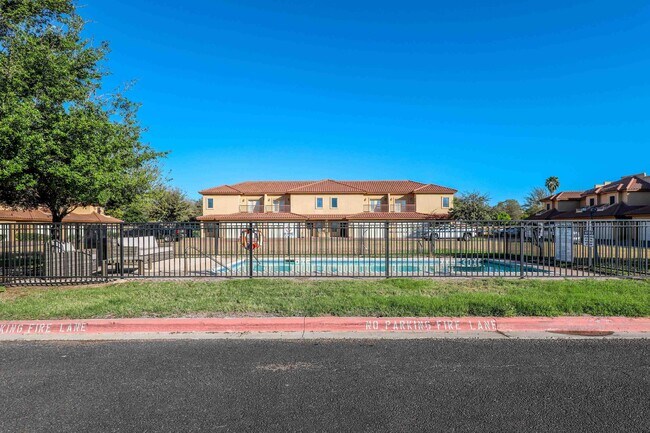 Building Photo - 707 St James Dr