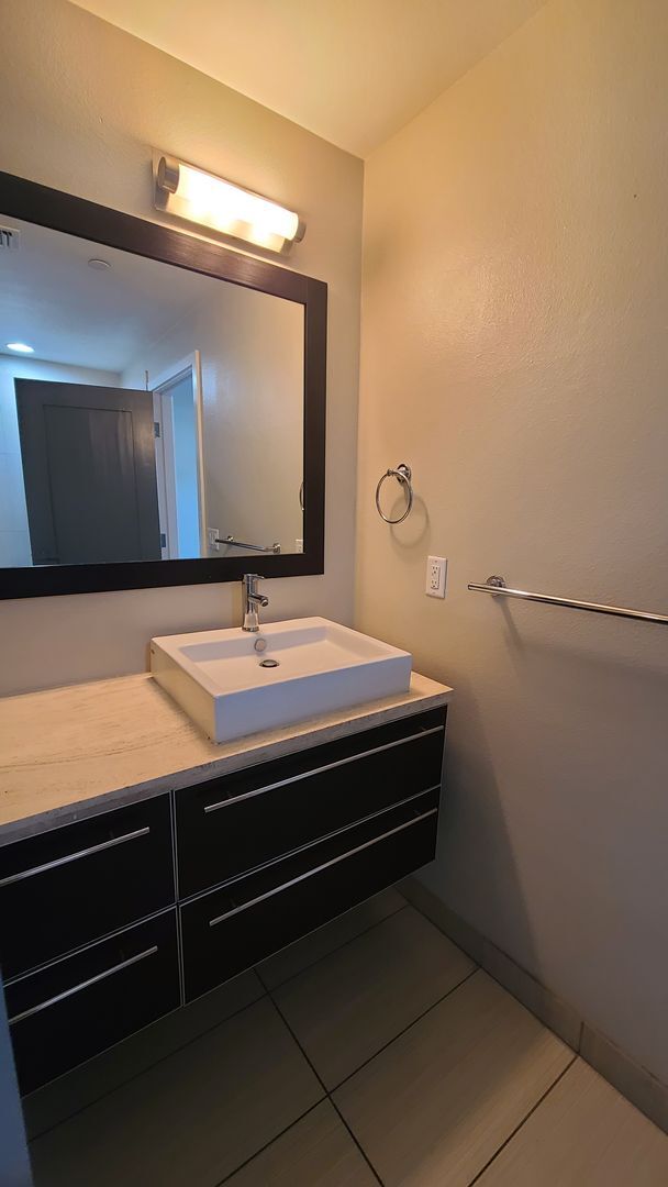 Building Photo - 2 Bedroom Condo located in Park House.