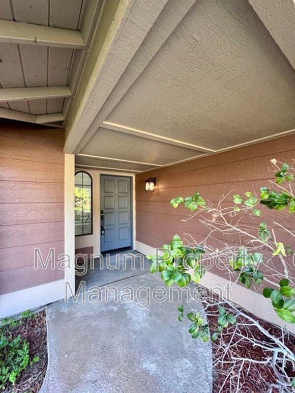Building Photo - 45627 Clubhouse Dr