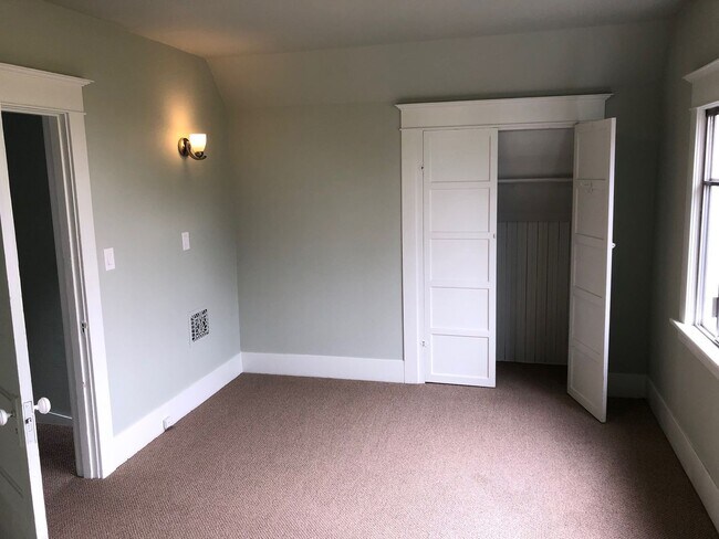 Building Photo - University Duplex