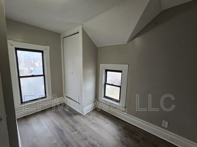 Building Photo - 214 Edwards St