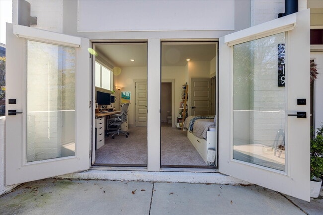 Building Photo - Luxury Living with amazing views!